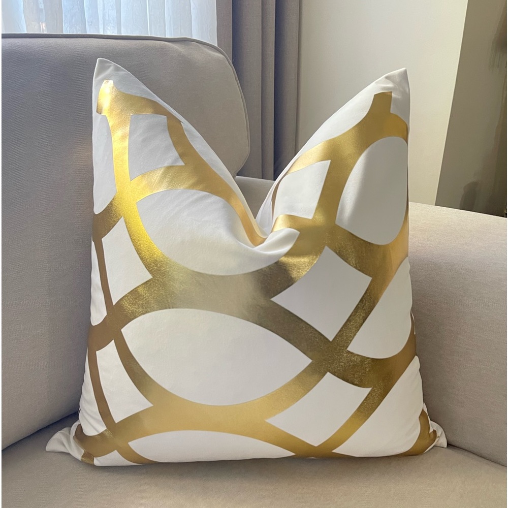 TwoLuxury white and gold foil pillow Size 22x22 in - Picture 6 of 13